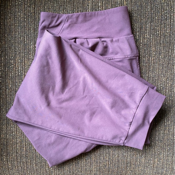 Mountain Hardware women’s crop. Size XL. Colour is a dusty mauve. - Picture 3 of 4